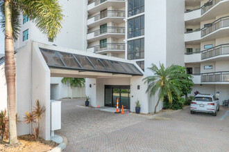 Boardwalk Caper Tower in Ft. Myers, FL - Foto de edificio - Building Photo