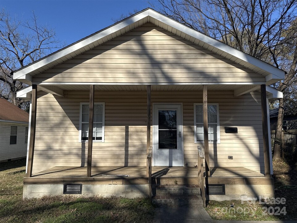 2400 Dundeen St in Charlotte, NC - Building Photo