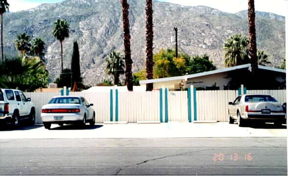 541 S Camino Real in Palm Springs, CA - Foto de edificio