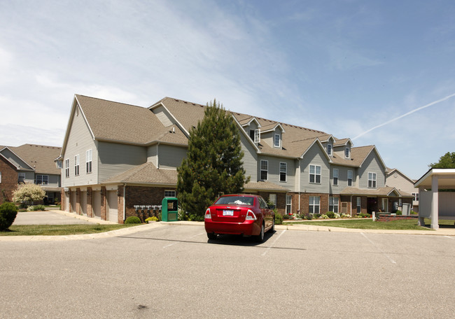 Mallard Pond Apartments & Condos in Howell, MI - Building Photo - Building Photo