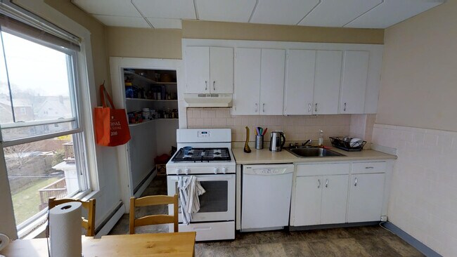 56 Cedar St, Unit 59-3R in Somerville, MA - Foto de edificio - Building Photo
