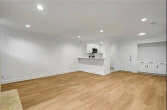 5325 Newcastle Ave, Unit 239 in Encino, CA - Building Photo - Building Photo