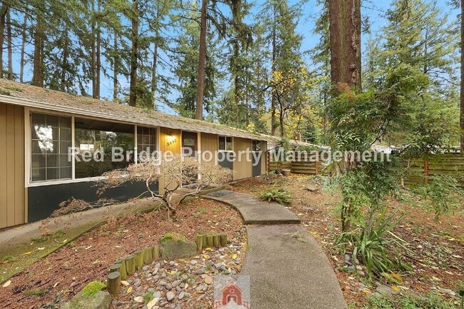 5695 SW Washington Ct in Lake Oswego, OR - Building Photo - Building Photo