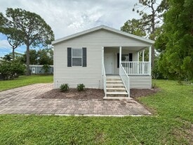 19237 Cedar Crest Ct in North Fort Myers, FL - Building Photo
