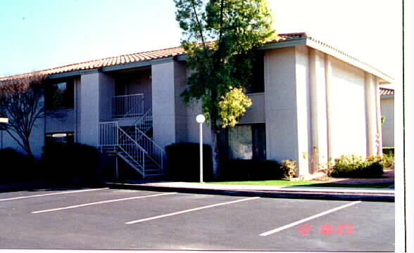 La Tierra Apartments in Tempe, AZ - Building Photo