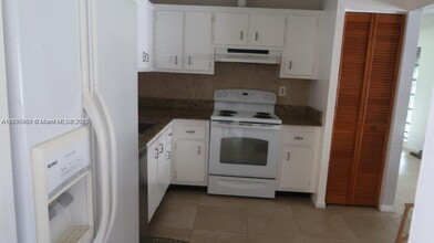 3658 E Bell Dr in Davie, FL - Building Photo - Building Photo
