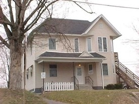 611 W 12th St in Cedar Falls, IA - Building Photo