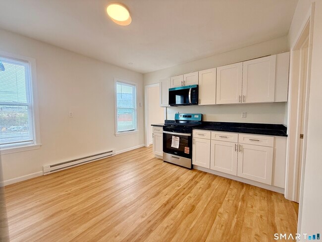 70 Lindley St in Bridgeport, CT - Foto de edificio - Building Photo