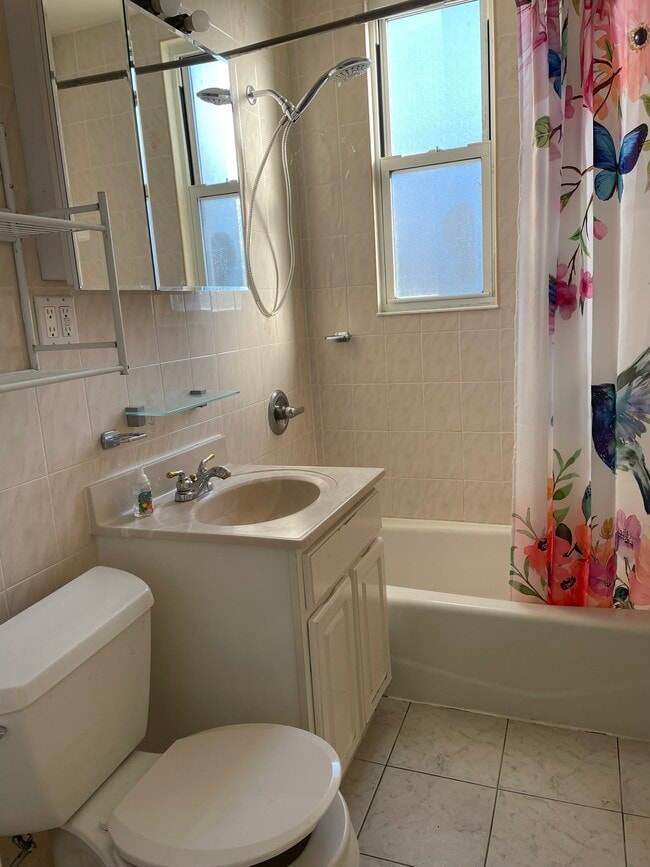 2333 E 24th St, Unit 2nd Floor in Brooklyn, NY - Building Photo - Building Photo