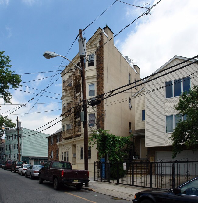 24 Adams St in Newark, NJ - Foto de edificio - Building Photo