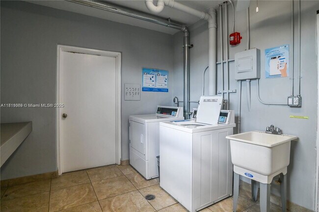1425 Atlantic Shores Blvd in Hallandale Beach, FL - Building Photo - Building Photo