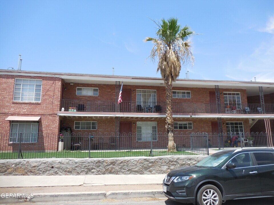 701 W Yandell Dr in El Paso, TX - Building Photo