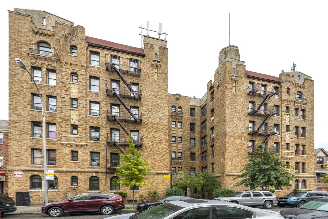 32-15 41st St in Astoria, NY - Building Photo