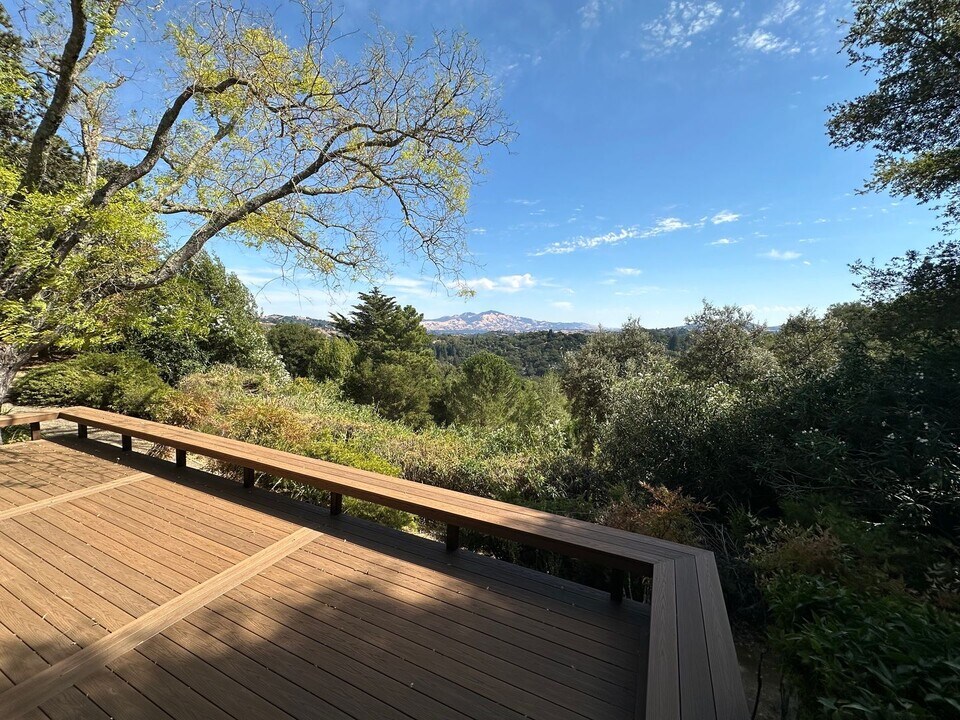555 Tahos Rd in Orinda, CA - Building Photo