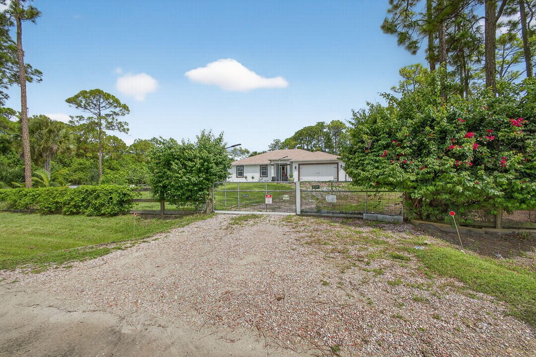 16215 83rd Pl N in The Acreage, FL - Building Photo