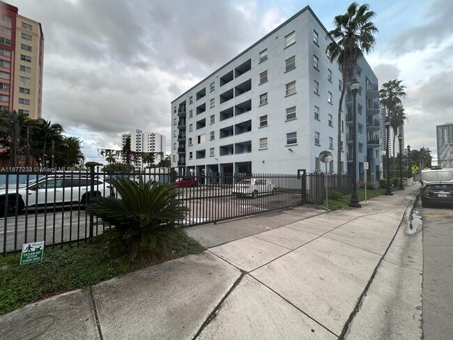 501 SW 1st St in Miami, FL - Foto de edificio - Building Photo