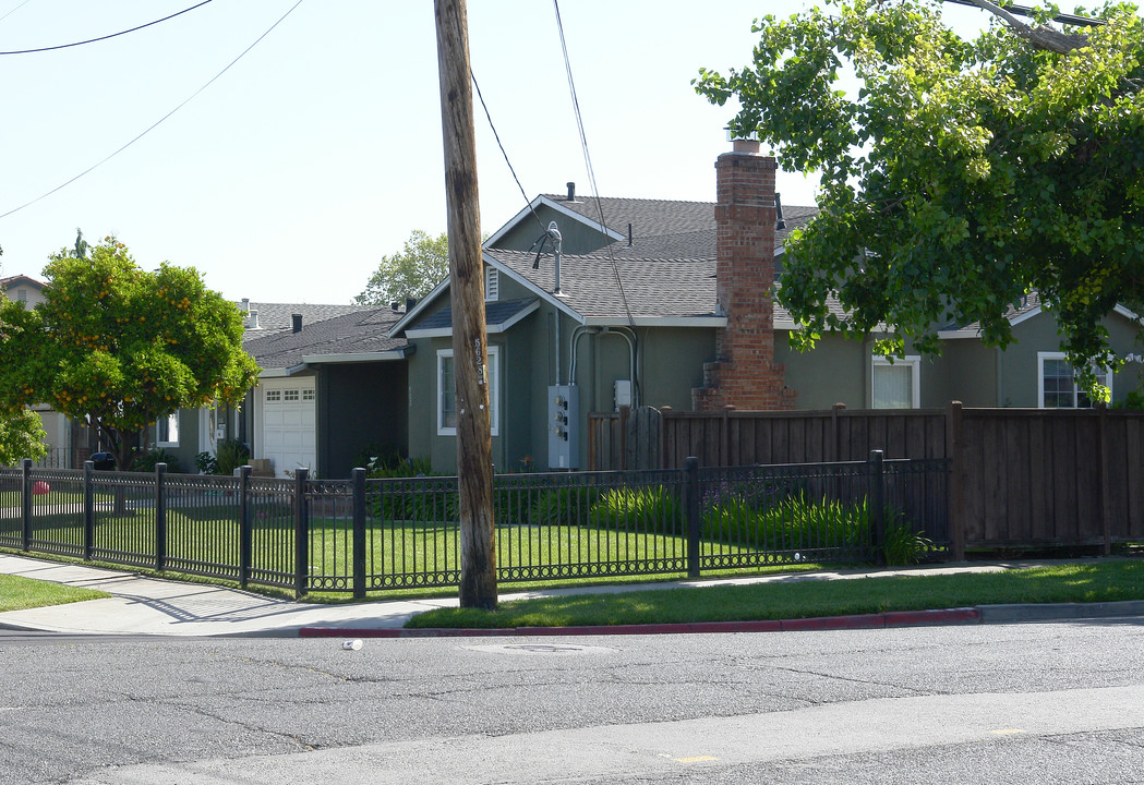 902 4th Ave in Redwood City, CA - Building Photo