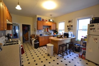 36 Brackett St, Unit 2 in Boston, MA - Foto de edificio - Building Photo