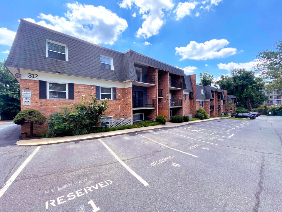 Cardinal Court in Charlottesville, VA - Building Photo