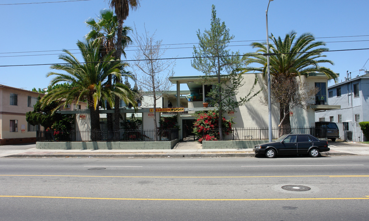 13411 Vanowen St in Van Nuys, CA - Building Photo