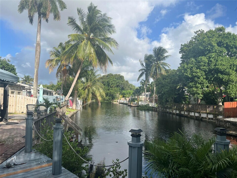 3050 Hayes St in Hollywood, FL - Building Photo