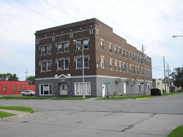 300-304 Commercial St in Waterloo, IA - Foto de edificio