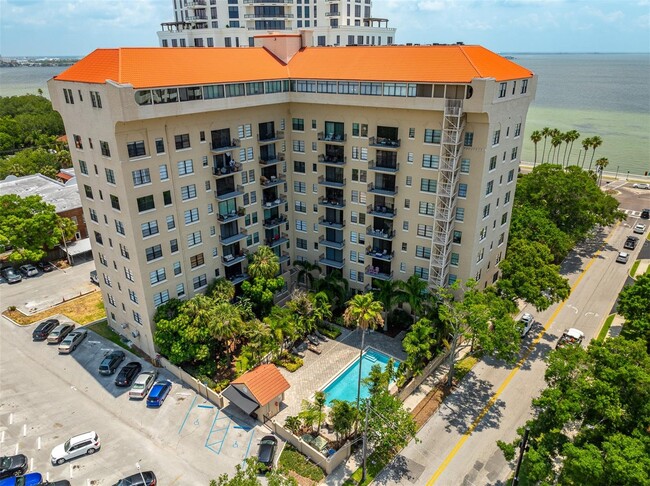 2109 Bayshore Blvd, Unit 909 in Tampa, FL - Foto de edificio - Building Photo