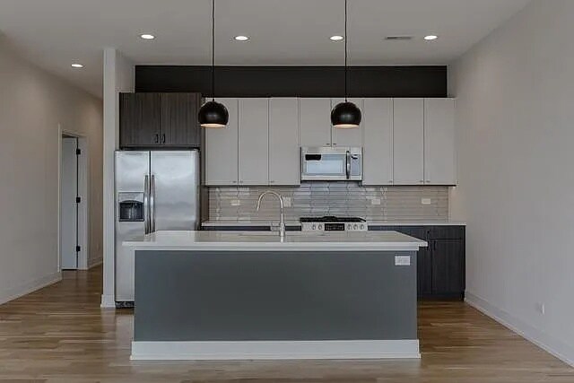 2556 W Armitage Ave in Chicago, IL - Building Photo