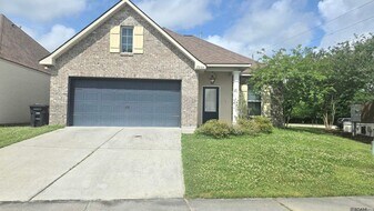 7004 Spring Gardens Dr in Baton Rouge, LA - Building Photo