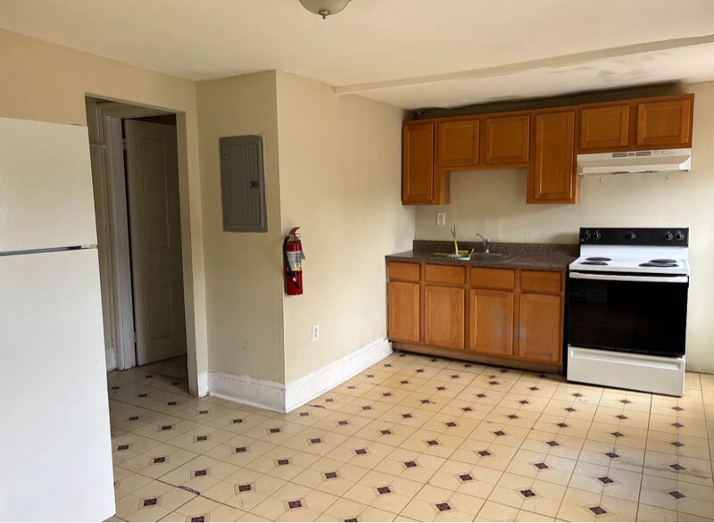 811 W Main St in Norristown, PA - Building Photo