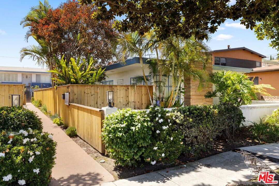 1621 Centinela Ave in Santa Monica, CA - Building Photo