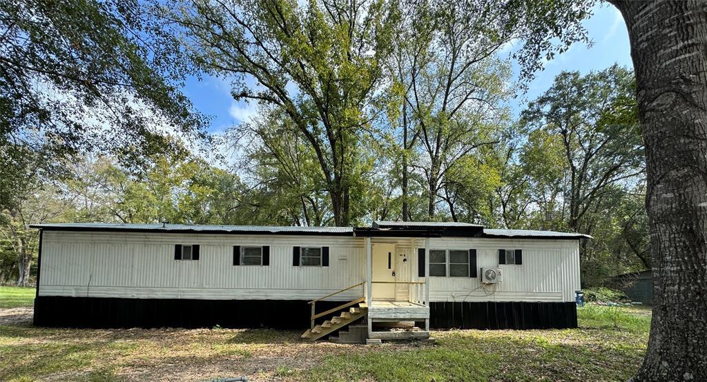 104 N 1st St in Livingston, TX - Building Photo