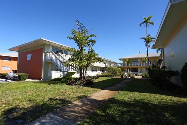 Villas Isabel in Naples, FL - Foto de edificio - Building Photo