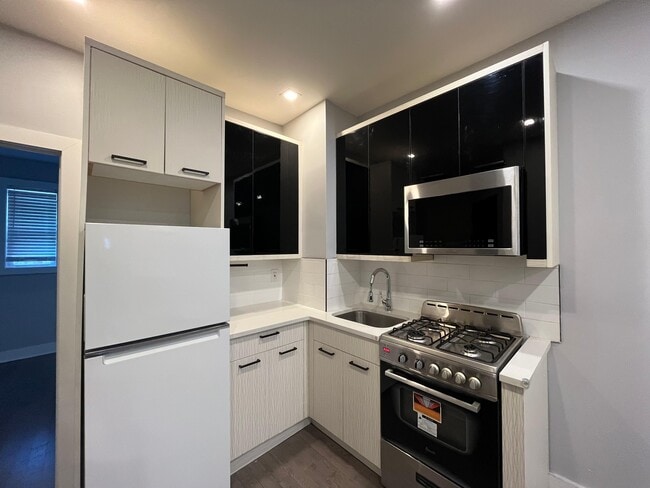 60 Jordan Ave, Unit 3R