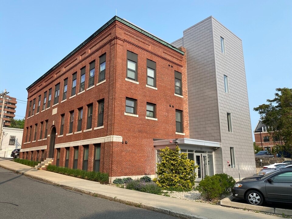 10 Merrymount Rd in Quincy, MA - Building Photo