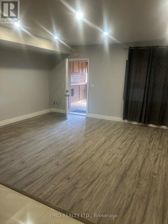 425 Caledonia Rd in Toronto, ON - Building Photo