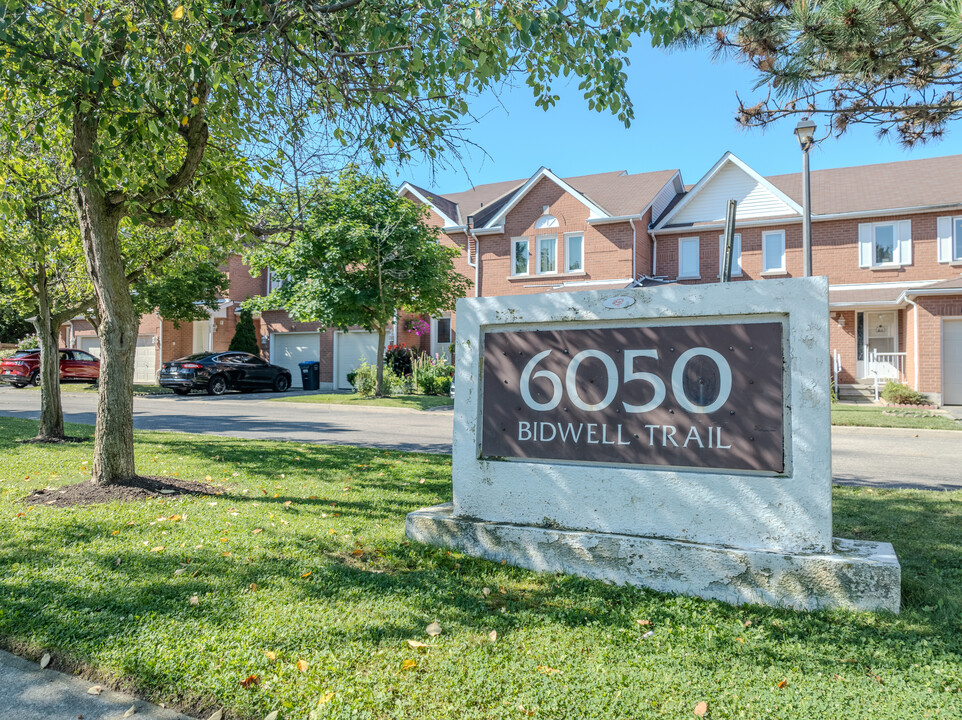 6050 Bidwell Trl in Mississauga, ON - Building Photo