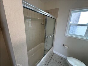 6326 Franklin Ave in Los Angeles, CA - Foto de edificio - Building Photo