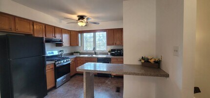 10 Woodfield Dr in Claymont, DE - Foto de edificio - Building Photo