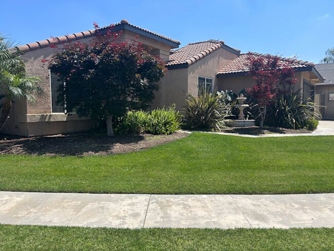 1896 Mathew Ave in Farmersville, CA - Building Photo - Building Photo