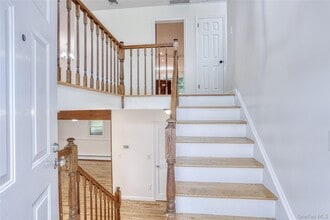 24 Wallace Dr in Chestnut Ridge, NY - Building Photo - Building Photo