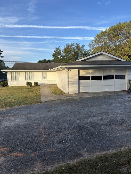 135 Baker St in Monroe, GA - Building Photo