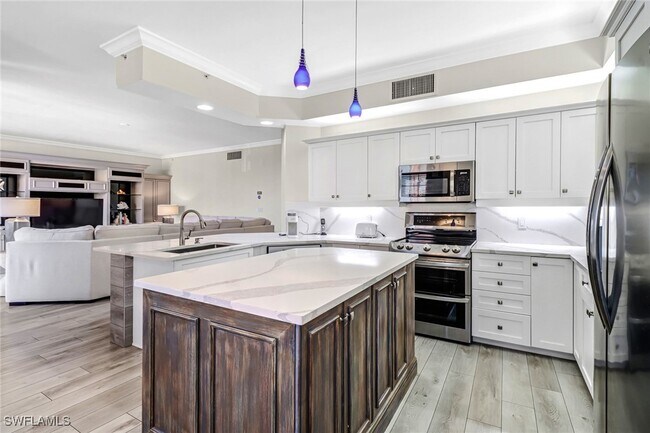 450 Bayfront Pl in Naples, FL - Building Photo - Building Photo