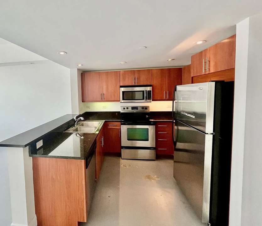 101 E Flagler St, Unit 707 in Miami, FL - Building Photo