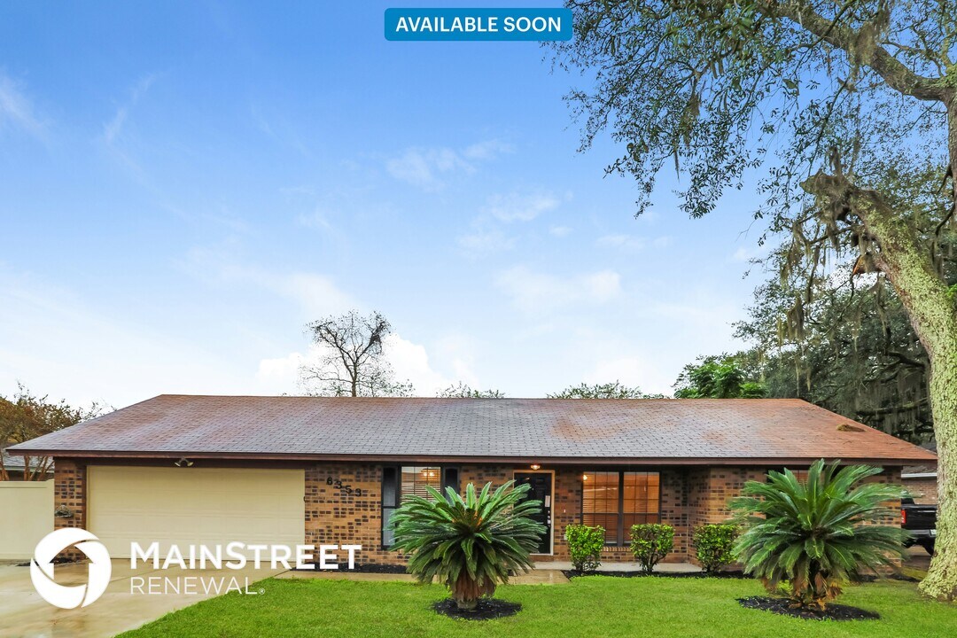 6353 Tree Top Cir W in Jacksonville, FL - Building Photo