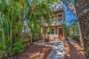 330 Lang Ct N in St. Petersburg, FL - Building Photo