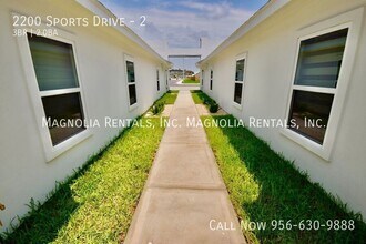2200 S Sports Dr, Unit 2 in Pharr, TX - Foto de edificio - Building Photo