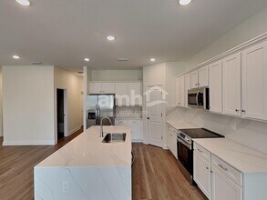 2526 Feather Crst Dr in St. Cloud, FL - Foto de edificio - Building Photo