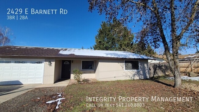 2429 E Barnett Rd in Medford, OR - Building Photo - Building Photo