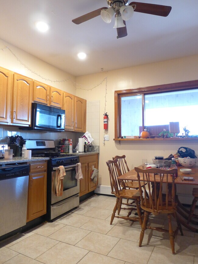 830 Parker St, Unit 3 in Boston, MA - Building Photo - Building Photo